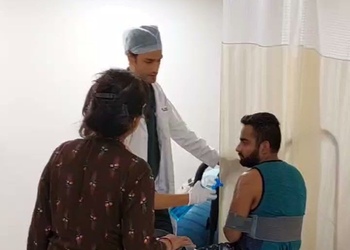 Dr-manu-bora-Orthopedic-surgeons-Sector-14-gurugram-Haryana-2