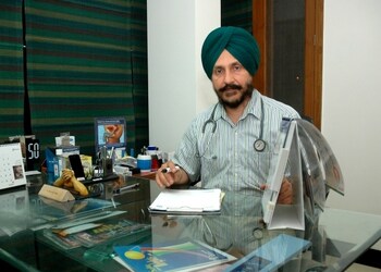 Dr-parminder-singh-Endocrinologists-doctors-Model-town-ludhiana-Punjab-1